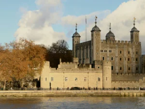 La Tour de Londres vue depuis la Tamise